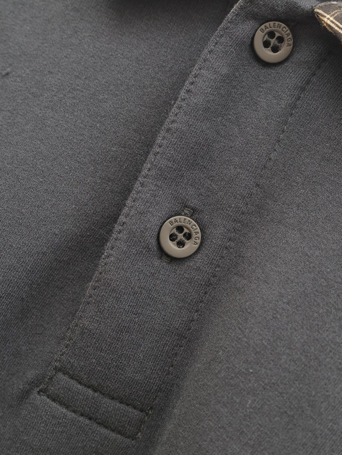 Balenciaga*2 25SS Series Polo 280 ， （280g） ， ， ， 。 Breathable ， ， 。 ： Barudan ， 0.05mm logo， ， ， 。 ， 3-5 ， ， 、 ， 。 ： ， ， ≥2.5mm， ， 。 Size：1/2